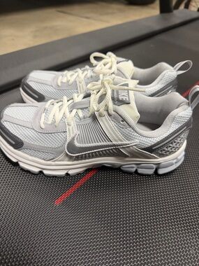 Nike White and Gray Vomero 5 - Size 6.5Y (women’s 7.5/8)